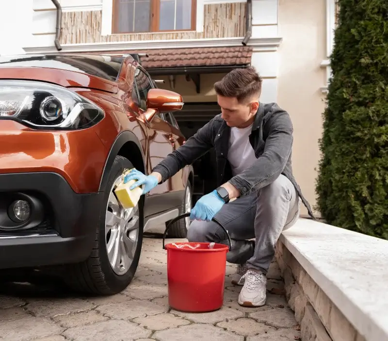 Lavage auto à domicile Parcieux : professionnel intervenant sur un véhicule